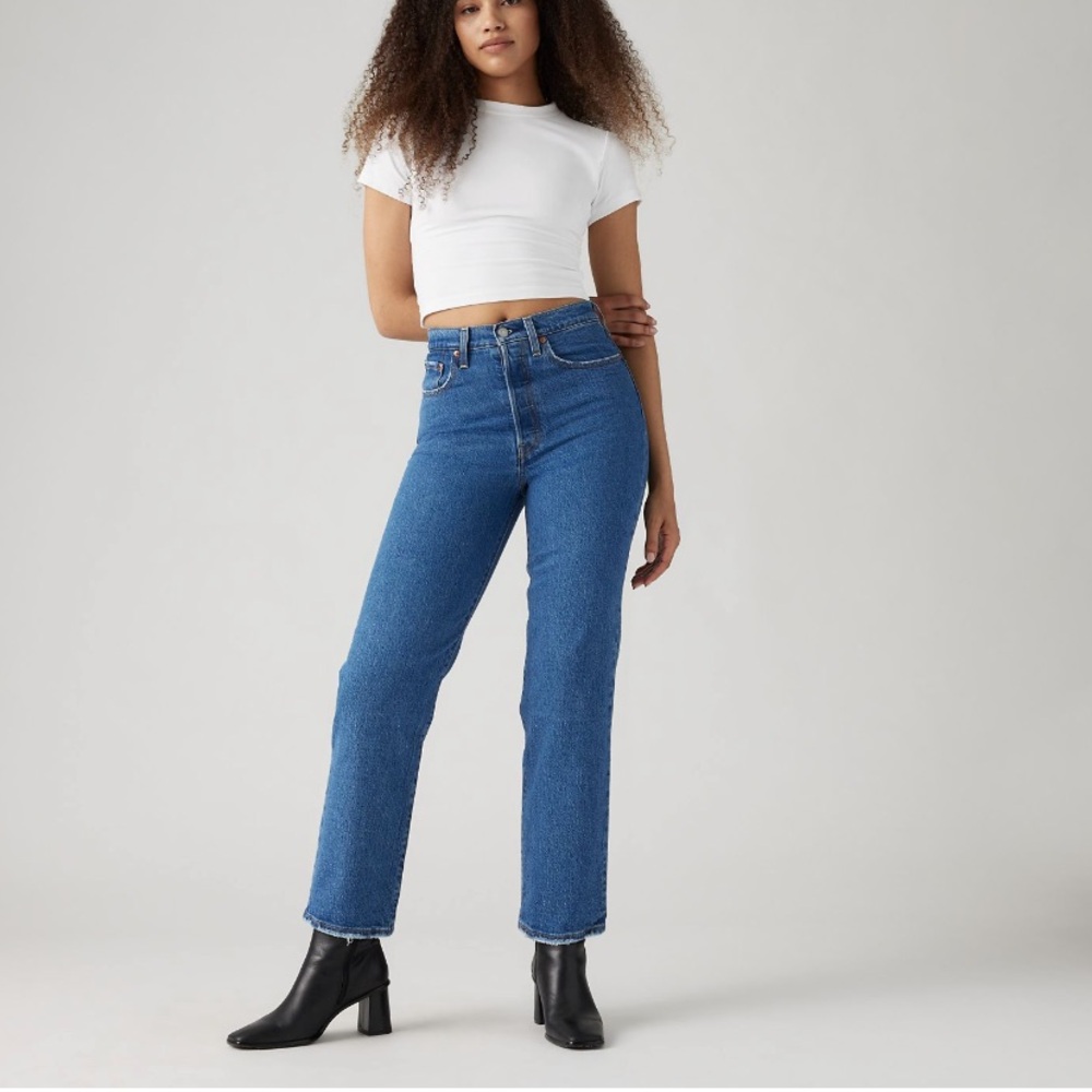 Levi’s Ribcage Straight Ankle in Medium Wash